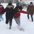 Okullar tatil olunca kara kışı eğlenceye çevirdiler Okullar tatil olunca kara kışı eğlenceye çevirdiler