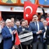 Mahinur Özdemir'i ihraç eden partiye siyah çelenk bıraktılar