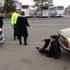 Oğlu 14 yaşında direksiyona geçti: Babası otomobilin önüne yattı Oğlu 14 yaşında direksiyona geçti: Babası otomobilin önüne yattı