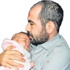 3 aylık kızını ilk kez kucağına aldı