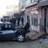 Polisten kaçarken otomobiliyle iş yerine girdi Polisten kaçarken otomobiliyle iş yerine girdi