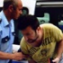 Teşhircilikle suçlanan polisin evini bastılar