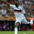 Demba Ba imzayı atıyor Demba Ba imzayı atıyor