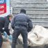 Sırılsıklam olan kağıt toplayıcısına polis ve vatandaştan yardım eli