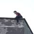 5 katlı binanın çatısına çıkarak intihara kalkıştı