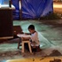 Restoran ışığında ödev yaparken fotoğrafı çekilen Daniel'e yardım yağdı Restoran ışığında ödev yaparken fotoğrafı çekilen Daniel'e yardım yağdı