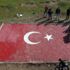 Sınırdaki tepeye dev Türk bayrağı yapıldı