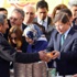 Başbakan Davutoğlu eşi ile birlikte aşure dağıttı