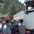 ﻿Türk nakliyeciler yolu trafiğe kapattı
