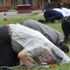 Yağmur altındaki namaz cemaati zorladı Yağmur altındaki namaz cemaati zorladı