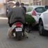 Koyunu motosikletle taşıdı