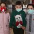 Kursiyerlerin atık kumaştan yaptığı maskeler öğrencilere dağıtıldı Kursiyerlerin atık kumaştan yaptığı maskeler öğrencilere dağıtıldı