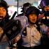 Hong Kong da protestolar - Polis ilk kez silah çekip ... Hong Kong da protestolar - Polis ilk kez silah çekip ...