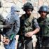 İşgalci İsrail askerleri Batı Şeria'da Filistinli bir ailenin tamamını gözaltına aldı