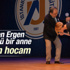 Gülben Ergen ödül töreninde rektörün elini öptü