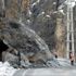 Hakkari- Çukurca yoluna kaya parçaları düştü Hakkari- Çukurca yoluna kaya parçaları düştü