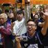 Hong Kong da seçimleri demokrasi yanlıları kazandı