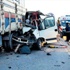 Diyalize giden hastaları taşıyan servis kamyona çarptı