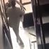 Yöneticinin gözü önünden çoook rahat geçti. Hırsız neredeyse bir el at yardımcı ol kıvamında Yöneticinin gözü önünden çoook rahat geçti. Hırsız neredeyse bir el at yardımcı ol kıvamında