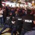 Şanlıurfa'da polisi yaralayan Suriyelilere linç girişimi Şanlıurfa'da polisi yaralayan Suriyelilere linç girişimi