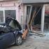Polisten kaçarken otomobiliyle işyerine girdi Polisten kaçarken otomobiliyle işyerine girdi