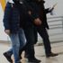 Polisin yakaladığı şüphelinin üzerinden ruhsatsız silah çıktı Polisin yakaladığı şüphelinin üzerinden ruhsatsız silah çıktı