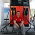 Oğlunu okutmak için benzincide çalışıyor