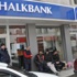 İki gündür banka önünde nöbet tutuyorlar İki gündür banka önünde nöbet tutuyorlar
