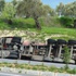 TIR düz yolda devrildi
