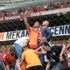 Son maçına çıkan Podolski’ye basın mensuplarından pasta