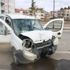 Hafif ticari araç elektrik direğine çarptı: 2 yaralı