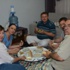 Macarlar Bağdaş Kurup Yer Sofrasında Yemek Yedi Macarlar Bağdaş Kurup Yer Sofrasında Yemek Yedi