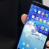 Herkesin gözü önünde telefonu büktü