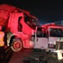 Servis kamyonla çarpıştı: 17 yaralı