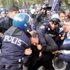 Polis tekmeyle öğretmenin burnunu kırdı