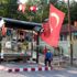 Otobüs durağını evi gibi süsledi Otobüs durağını evi gibi süsledi