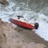 Riva'da tekne kayalıklara çarptı: Mahsur kalanlar kurtarıldı