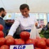 Başbakan Davutoğlu pazarda tezgahın başına geçti