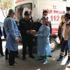 Sağlık çalışanlarından polise sürpriz kutlama
