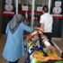 Yaralanan oğlunu teselli etti Yaralanan oğlunu teselli etti