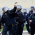 Baltimore'da eylemcilere taş atan polis