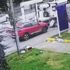 Yaşlı kadının çekicinin kaldırdığı araçtan düşme anı kamerada Yaşlı kadının çekicinin kaldırdığı araçtan düşme anı kamerada