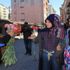 Polisler Hakkari'de vatandaşa karanfil dağıttı Polisler Hakkari'de vatandaşa karanfil dağıttı