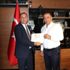 Vergi rekortmeni iş adamına teşekkür plaketi Vergi rekortmeni iş adamına teşekkür plaketi