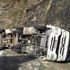Artvin de kamyon devrildi, kömür çuvalları yola saçıldı