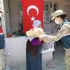 Şehit oğlunun mezarını ziyaret etmek isteyen Hadice annenin yardımına jandarma yetişti