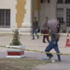 Şüpheli paketi aldı polise fırlattı