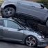 Araba hırsızı, geri vitese takarak kendisini takip eden otomobili ezdi Araba hırsızı, geri vitese takarak kendisini takip eden otomobili ezdi