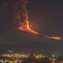 İtalya'da Etna Yanardağı lav ve kül püskürtmeye devam ediyor