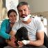 Binlerce arının arasına girip köpeklerini kurtardı